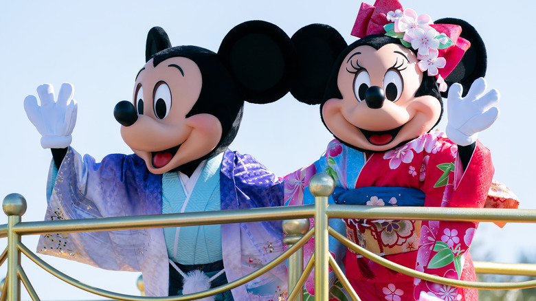 Mickey and Minnie Mouse wearing kimonos