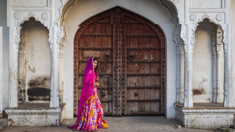 woman wearing sari in Jaipur